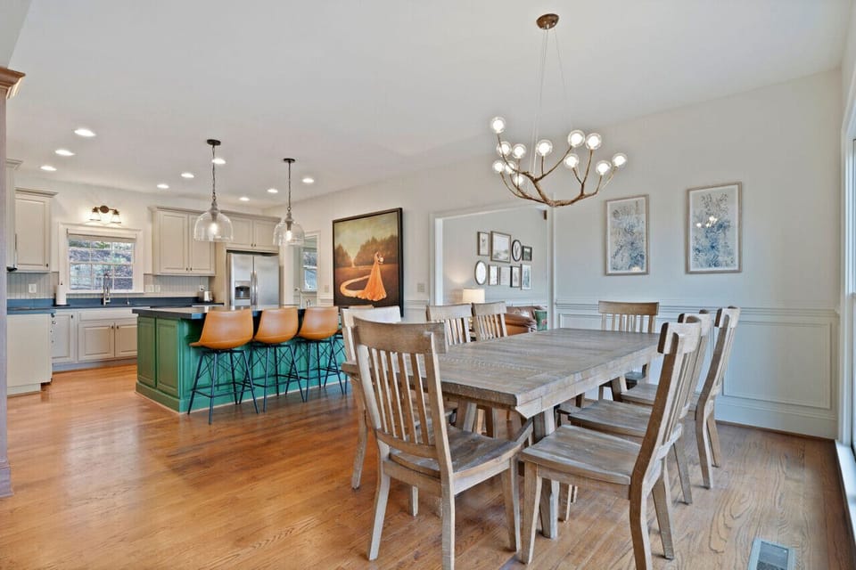 Thrush Turn Manor - Entry Level Dining Area