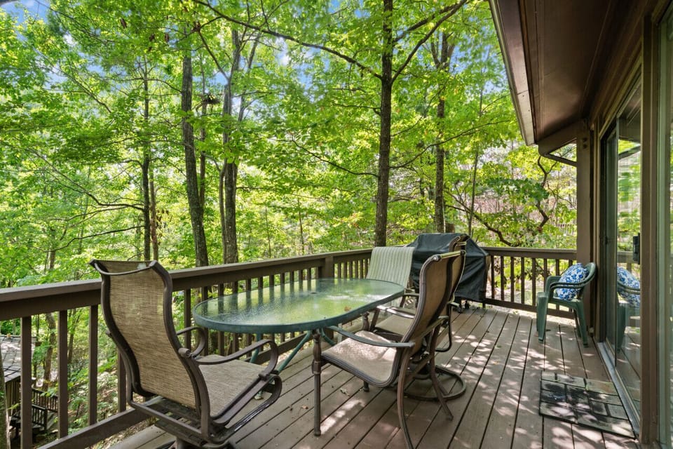 Treetopper Knoll Chalet - Entry Level Deck Dining Area