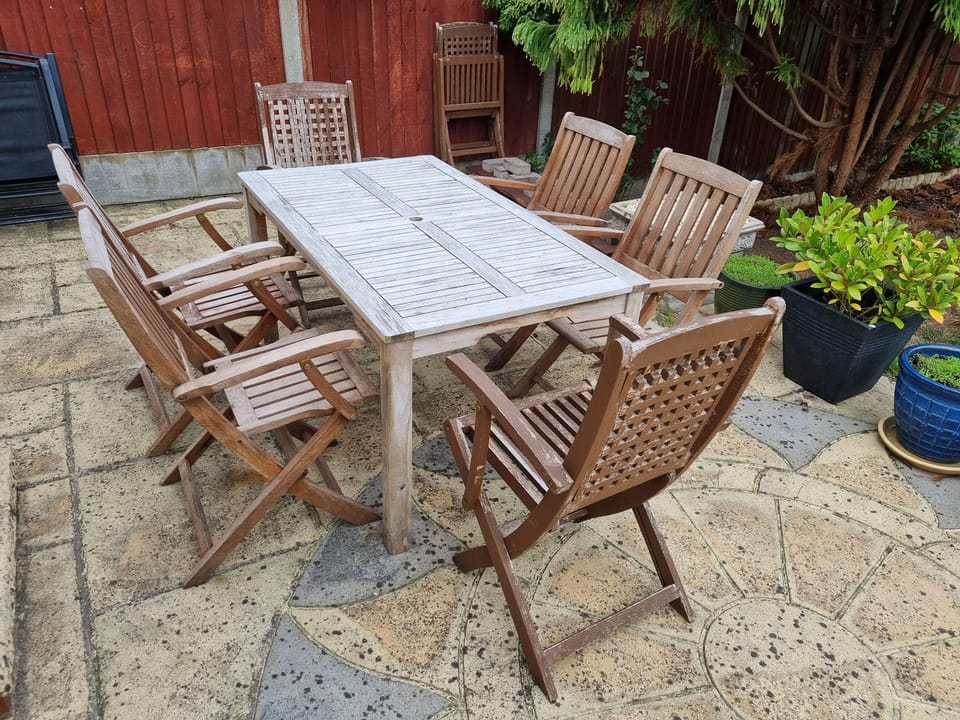 The outside dining area. This can seat up to 8 by adding extra table and chairs.
