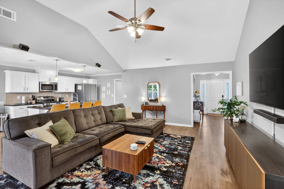 Home Decor, Furniture, Indoors, Living Room, Table