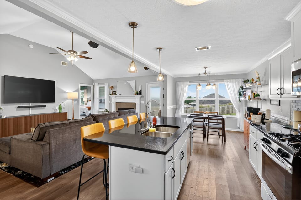 Indoors, Kitchen, Furniture, Living Room, Screen