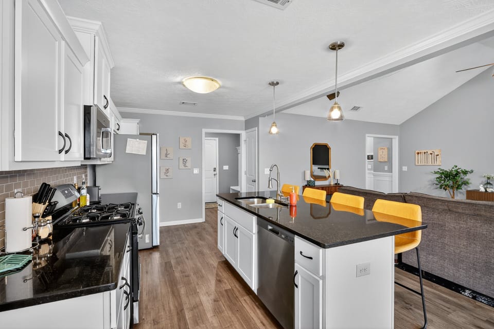 Indoors, Kitchen, Lamp, Appliance, Microwave