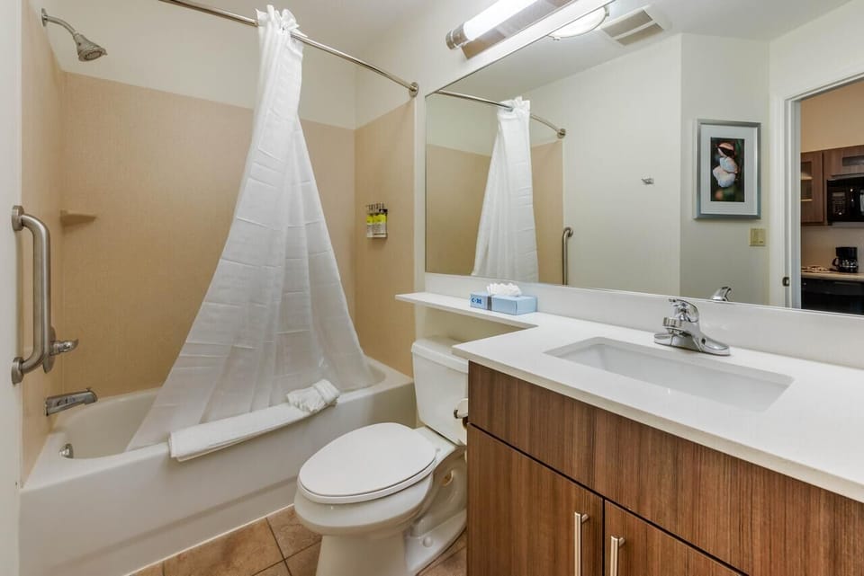 Bathroom with a shower and tub. The essential kit and towels are provided!