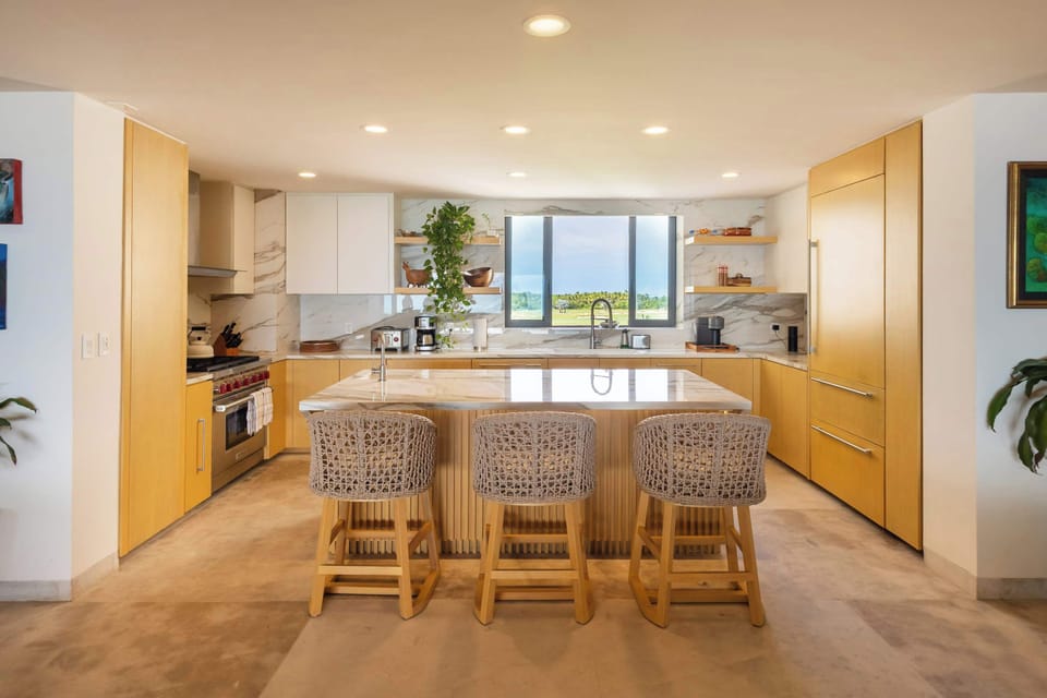 Gourmet kitchen, fully equipped