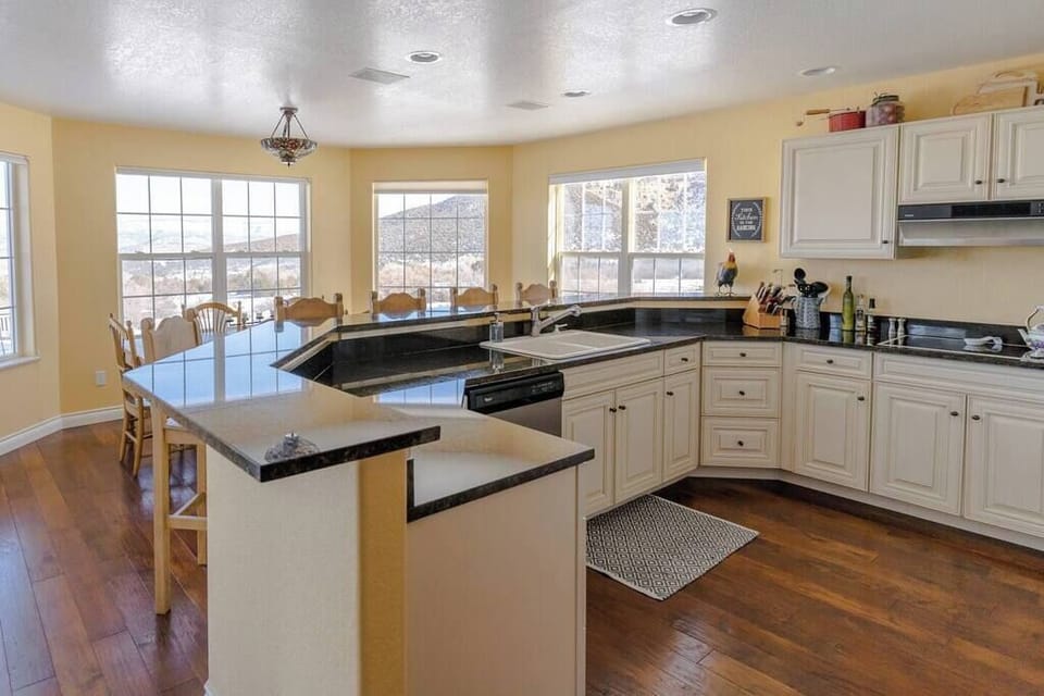 Spacious full kitchen