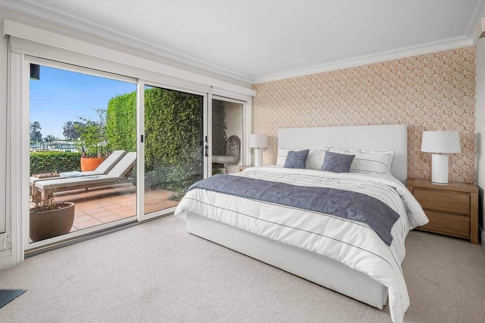Wake up in this king size bed with polo field views, a fireplace and TV. This room has a connected bathroom & walk in closet. 