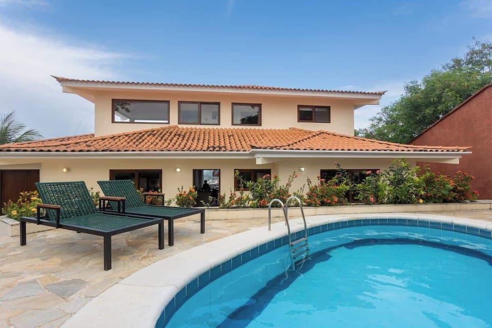 Piscina Externa e Fachada da Casa