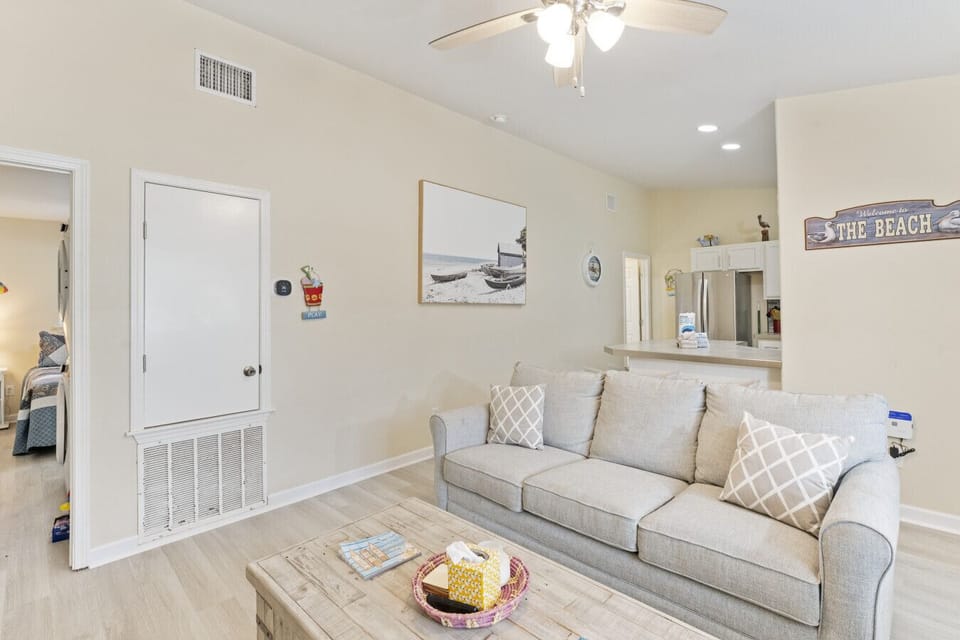 Laid-back beach style with plenty of sunny space