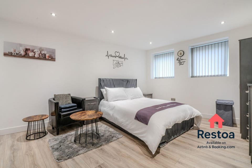 Bright and welcoming studio with double bed and seating area