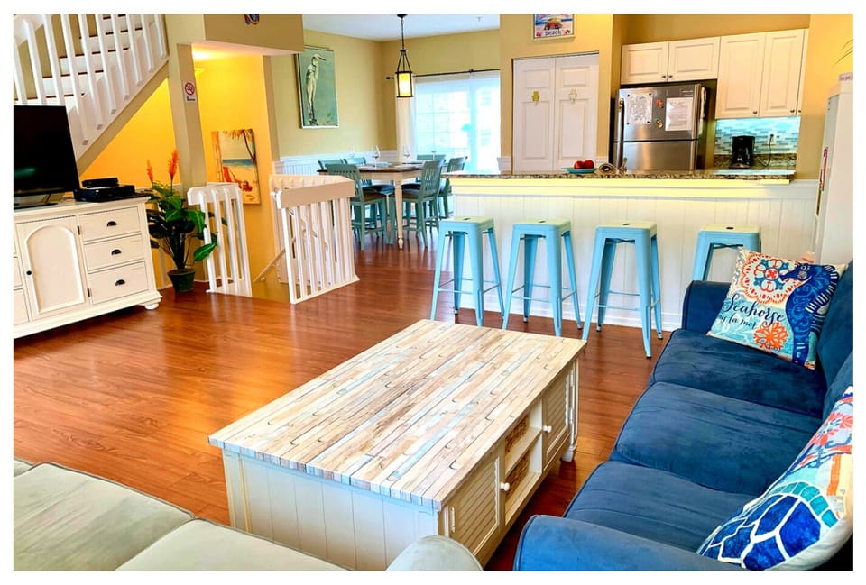 Bright, Open Living Space with Gulf Breezes & Comfortable Seating