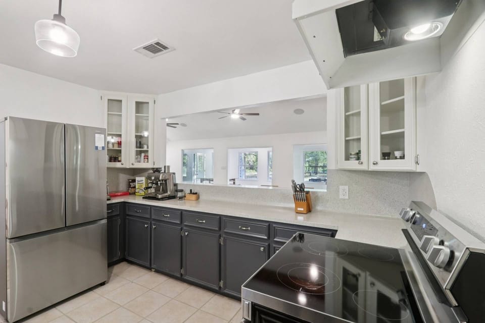 Large fully stocked kitchen with air fryer, espresso maker and Netspresso machine for those coffee drinkers