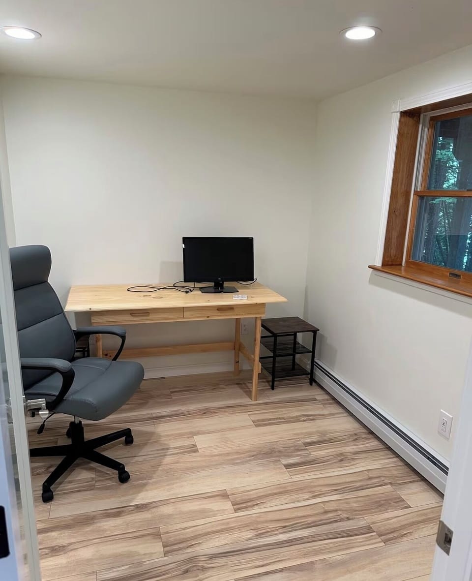 Work is calling? An office with a door, monitor and window to the lake awaits.