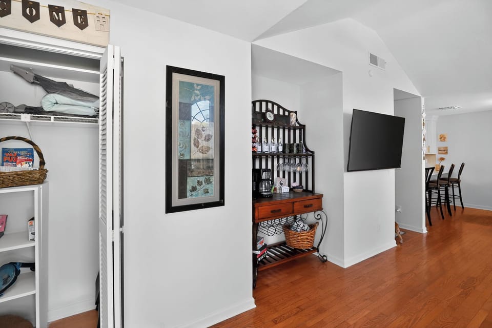 A warm, comfortable base for your Palm Harbor vacation.