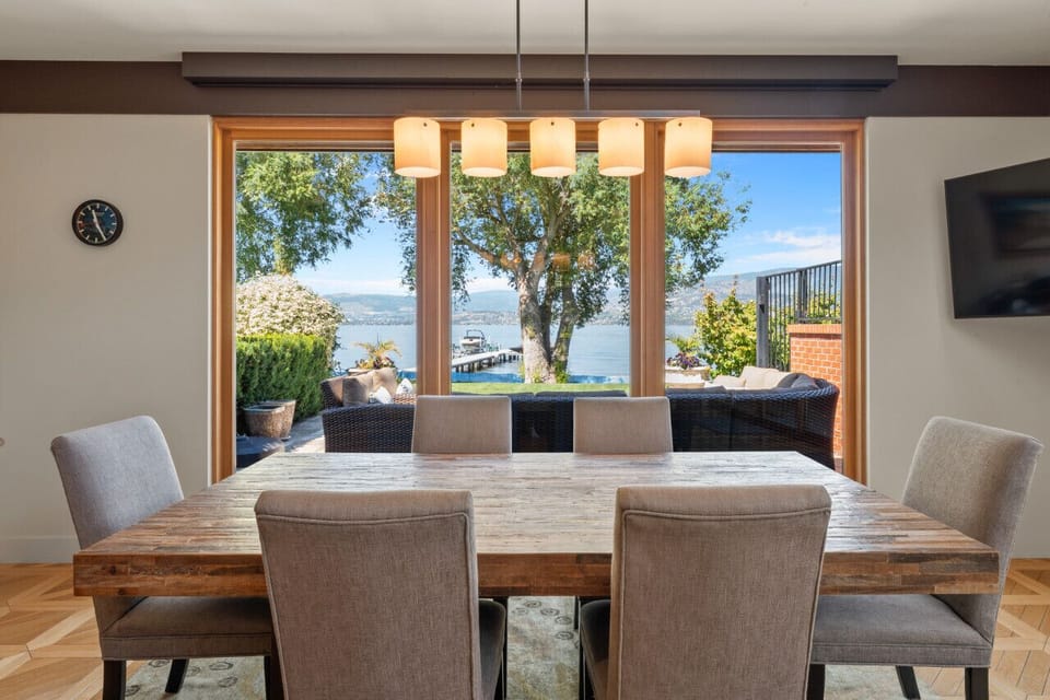 Dine with a view! Enjoy your meals in this cozy dining area with beautiful scenic views.