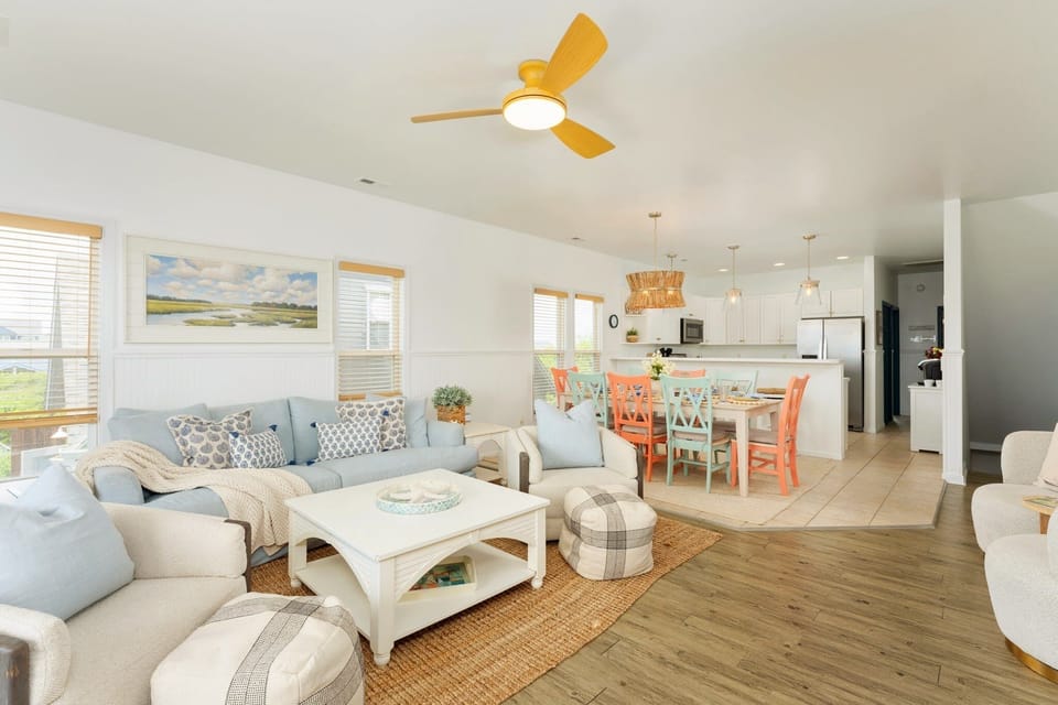 Bright beachy living area #TopsailIsland #BeachHouse #TeavanHaus #Family