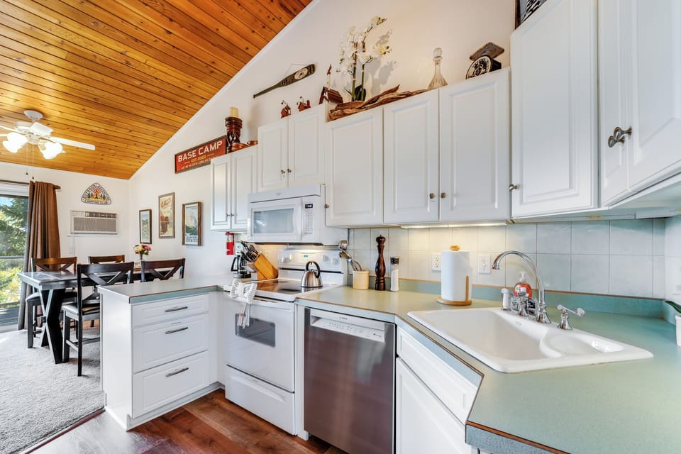 Fully equipped kitchen | Upper Level