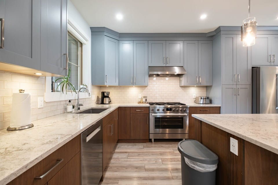 Full kitchen: High-end appliances