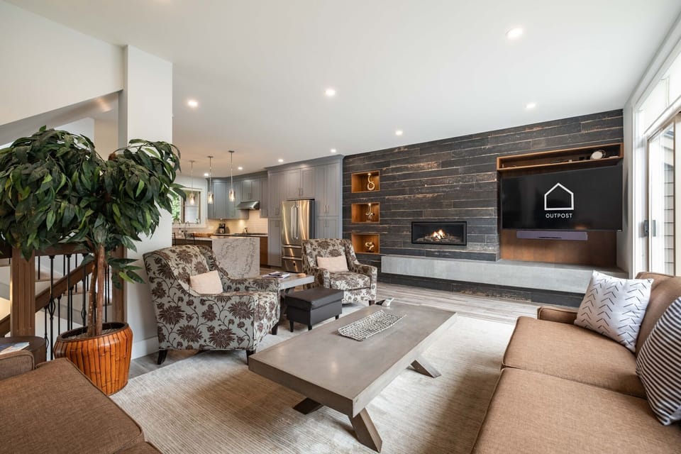 Living area: Gas fireplace, balcony access