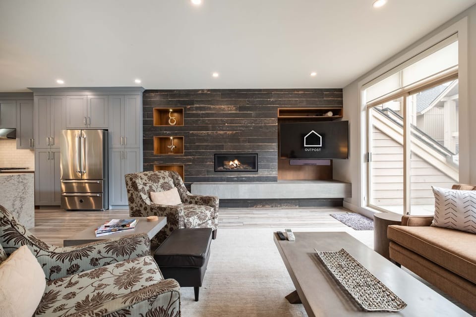Living area: Gas fireplace, balcony access