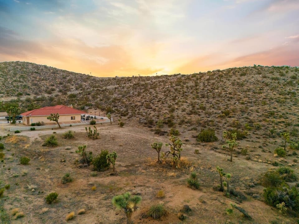 Surrounded by Joshua Tree`s natural beauty, this peaceful retreat offers space to truly unwind.