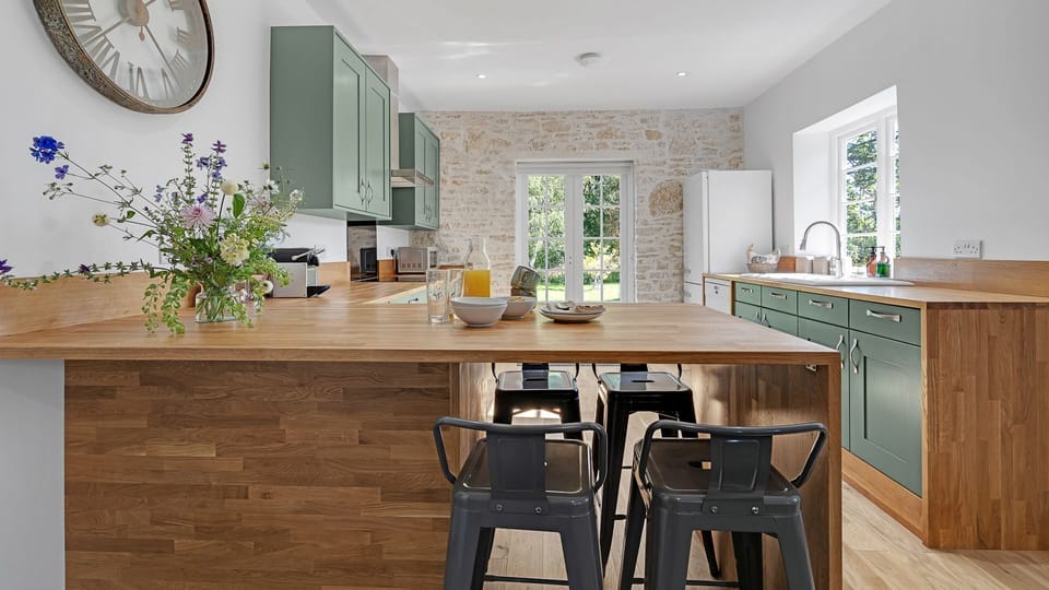 A breakfast bar seats 4 and is perfect for less formal meals.