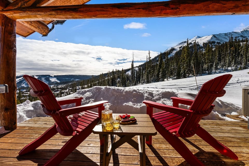 Deck: Ski-in/ski-out access, 4-person hot tub, gas grill, mountain views