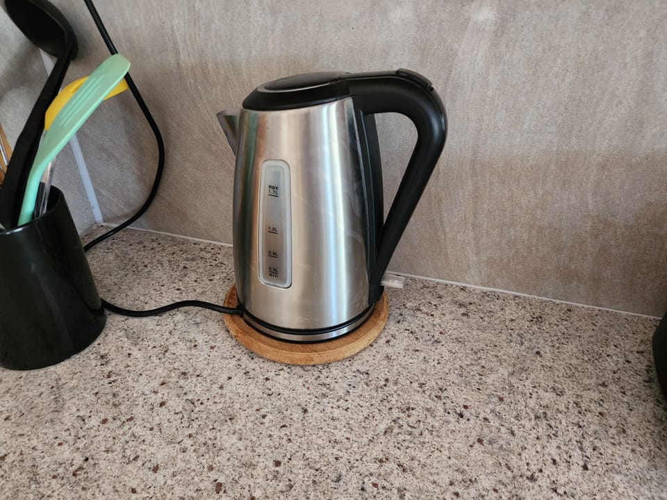 Flat 1 - Kitchen - Hot water kettle