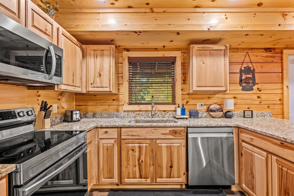Easy space to prep food and enjoy your time in the Smokies.