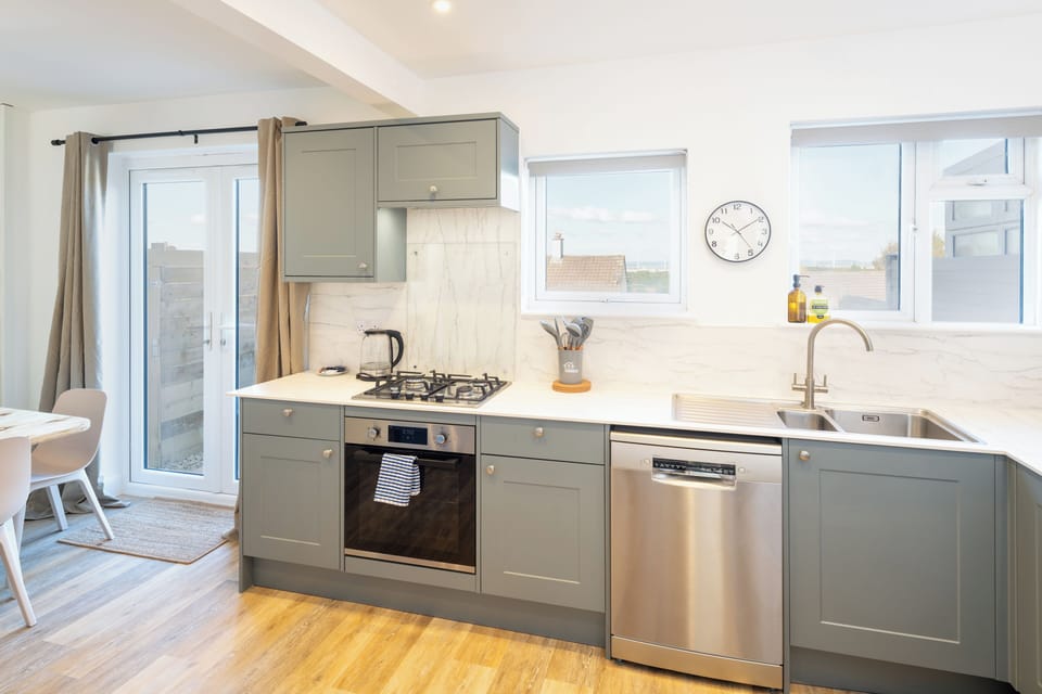 Cook with ease in a modern, fully equipped kitchen designed for everyday use.