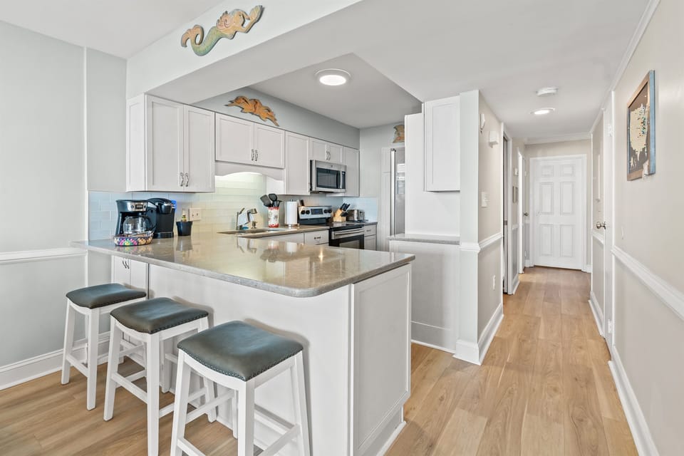 Breakfast bar off Kitchen