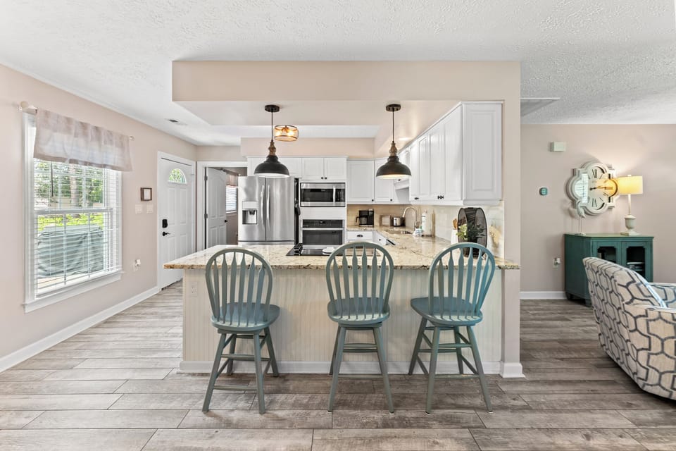 Kitchen w/ breakfast bar seating
