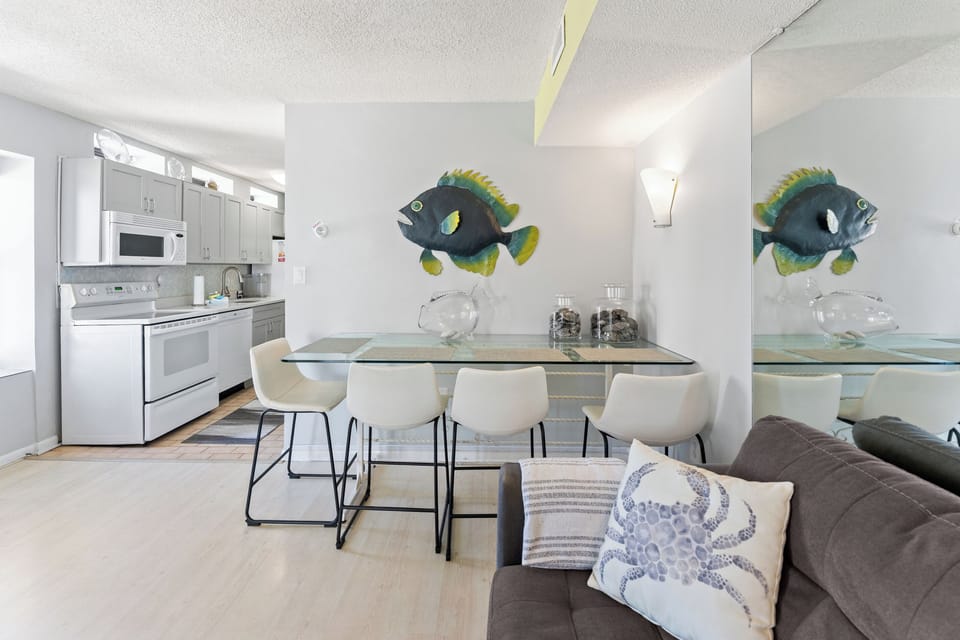 Dining Area with seating for 4