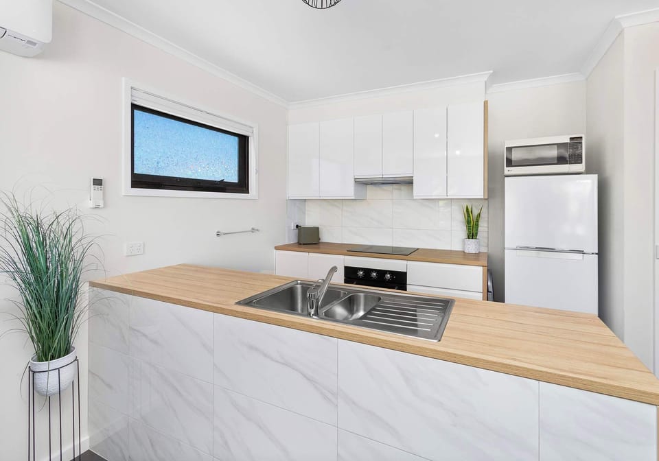 The Nook  |  Kitchen with Dishwasher, Oven, Cooktop, Fridge/Freezer & Microwave