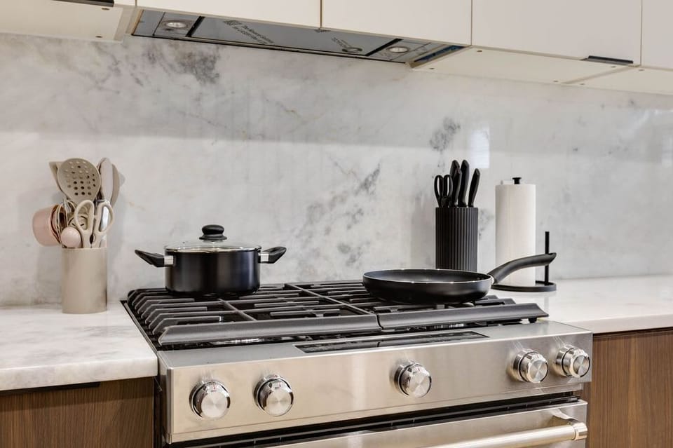 FULL KITCHEN! Whip up delicious family meals in our modern, fully-equipped kitchen! Stainless steel appliances, pots, pans, and all essentials for memorable dinners. Book your culinary family escape today! #FullKitchen #FamilyMeals