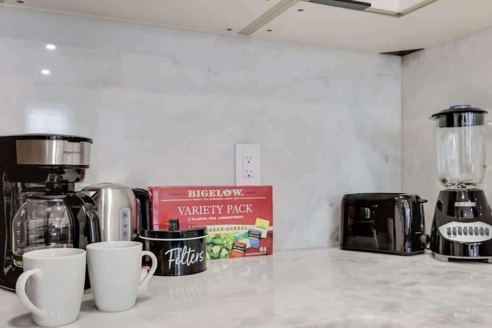  BREW PERFECT MOMENTS! Complete coffee station with premium coffee maker, electric kettle, and tea selection. Start each day of your Philadelphia adventure refreshed. Book your family-friendly escape today!  #FamilyFriendly #TopairbnbPhilly