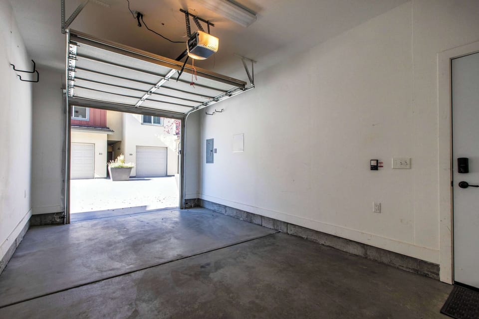Single car garage! No need to worry about snow removal from your car before heading out to the slopes! 