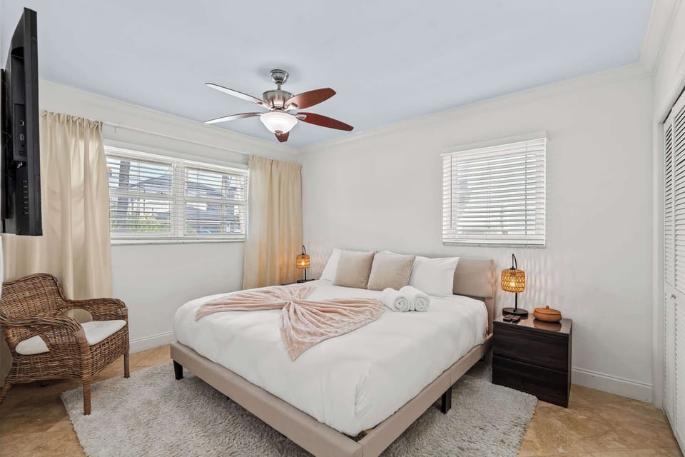 3rd guest bedroom also has a King-sixe bed.