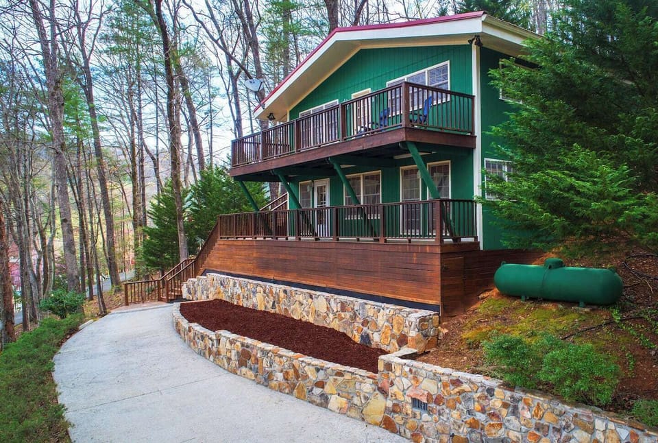 This chalet-style retreat welcomes you with its warm wood accents, spacious balconies, and peaceful forest setting. Enjoy a blend of comfort and mountain charm just steps from town, creating the perfect backdrop for a relaxing getaway.