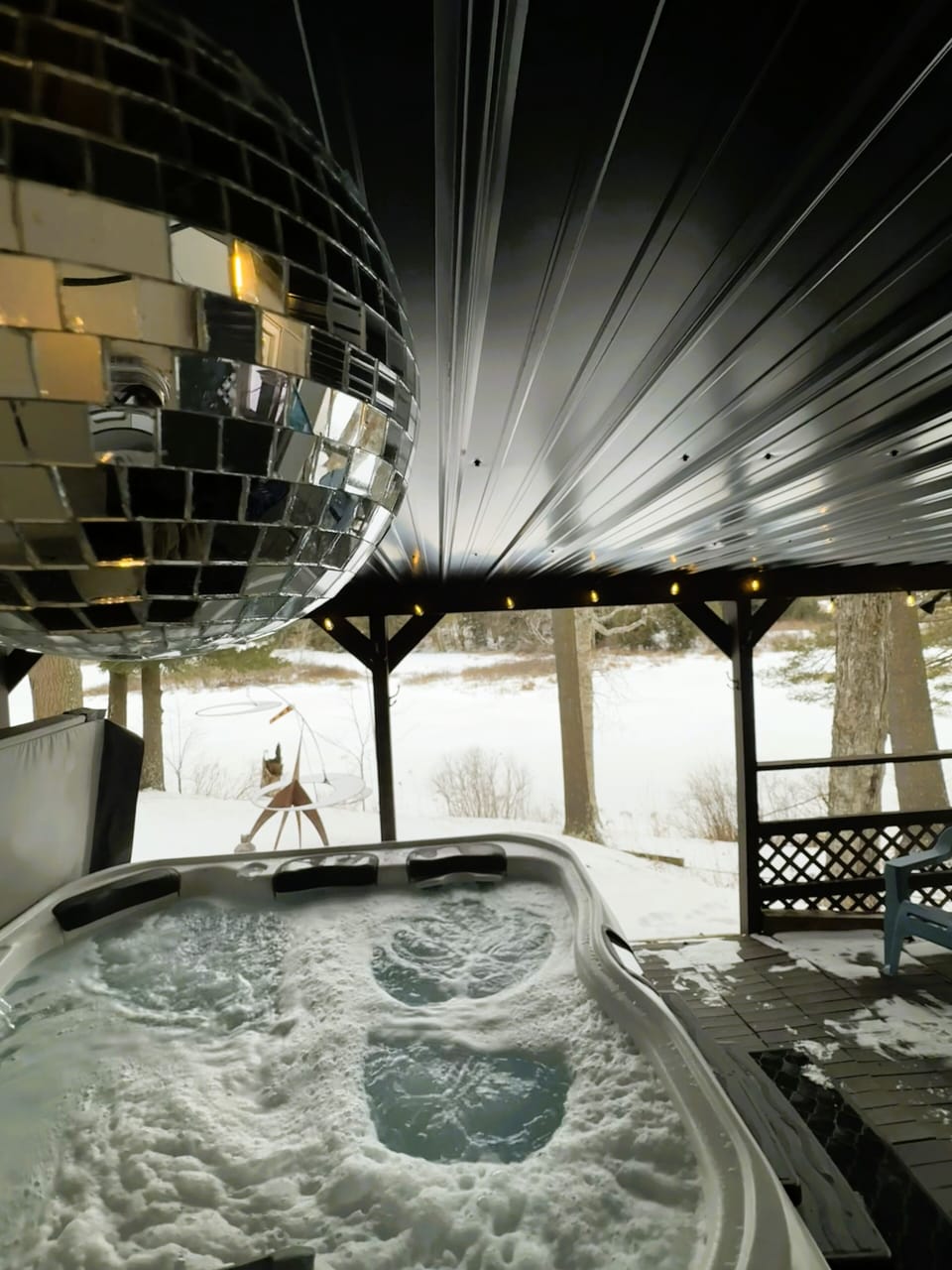 Après-ski unwind: hot tub soaks under snowy skies and sparkling stars.