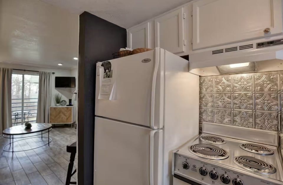 Appliance, Refrigerator, Cooktop, Indoors, Kitchen