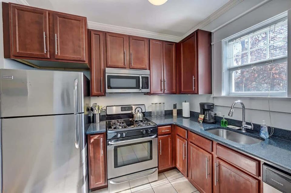 Fully equipped kitchen with modern appliances, ready for everyday cooking.