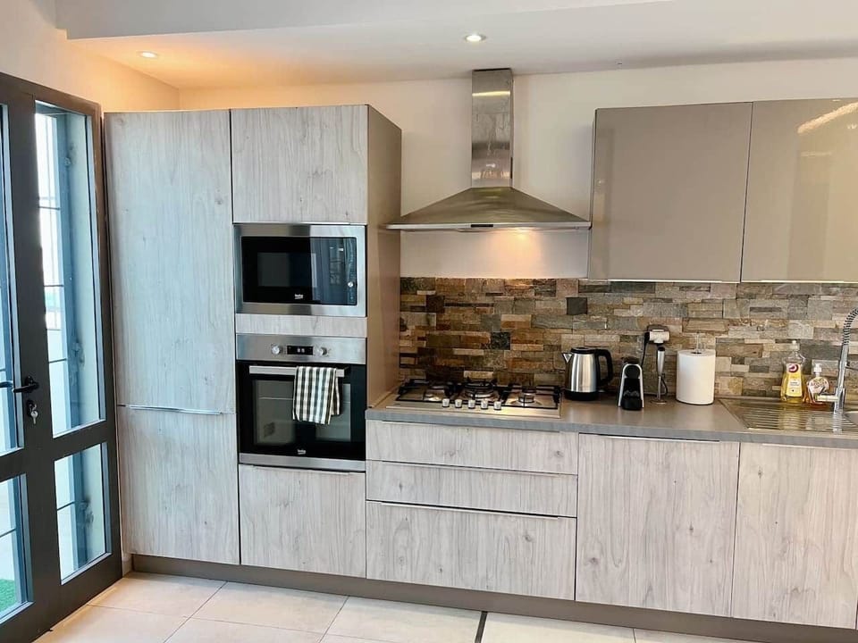 Discover culinary art in our elegant kitchen, where rustic touches and organic materials create a warm and welcoming atmosphere.
