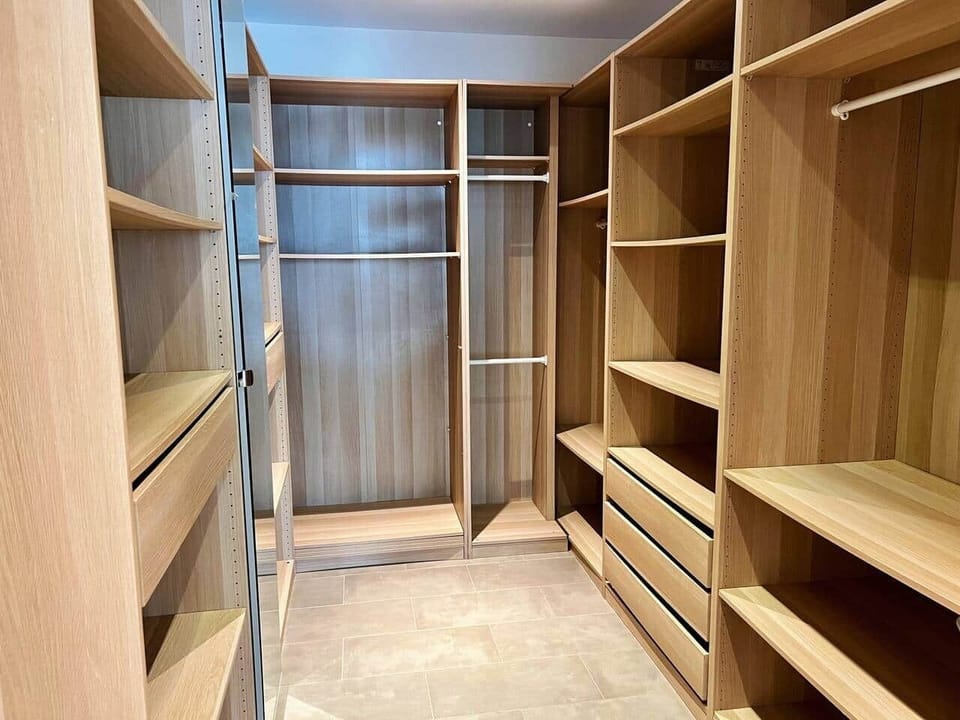 Enjoy optimal organization and elegance in our spacious dressing room, carefully designed to accommodate your belongings and enhance your stay.