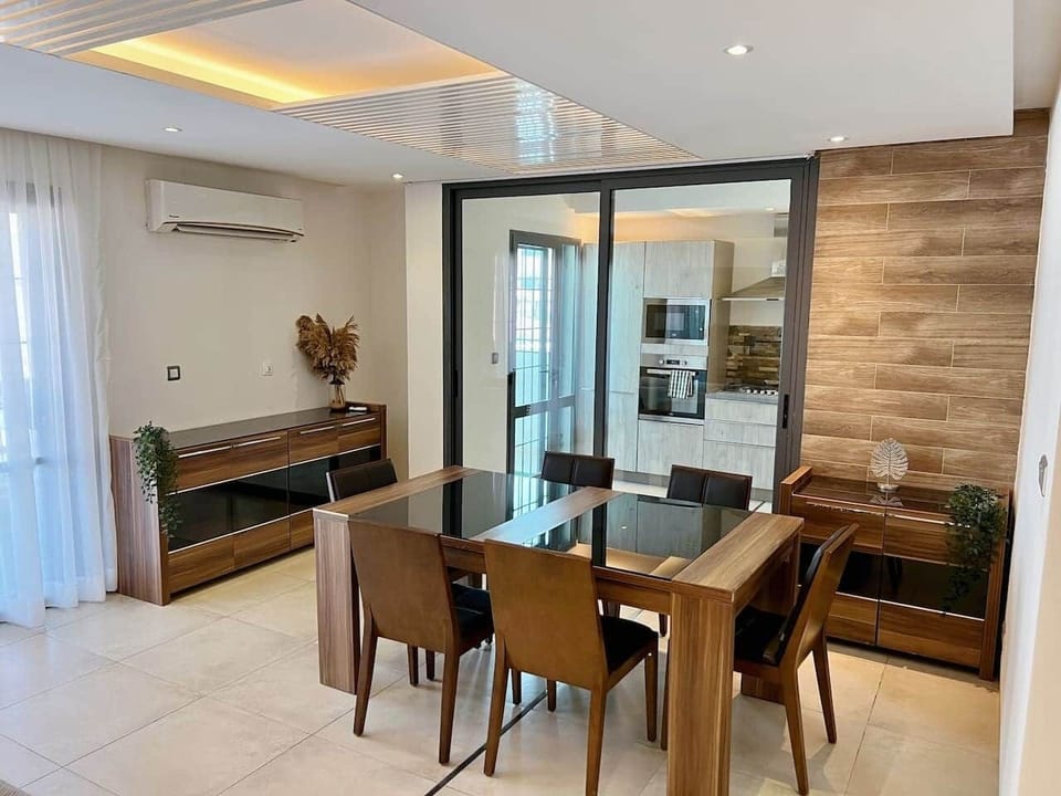 Enjoy memorable moments in our warm dining room, where natural tones and textured details create an atmosphere conducive to shared meals and precious conversations.
