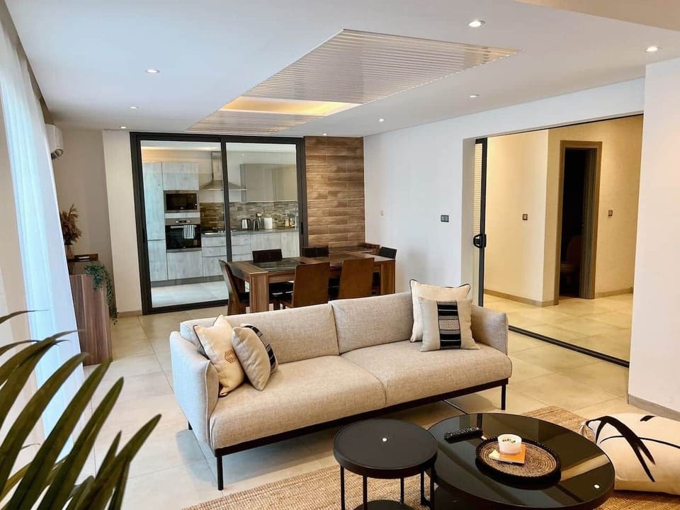 Find yourself and relax in our warm lounge, where comfort and style combine to create the ideal space to relax and share a friendly moment with your loved ones.