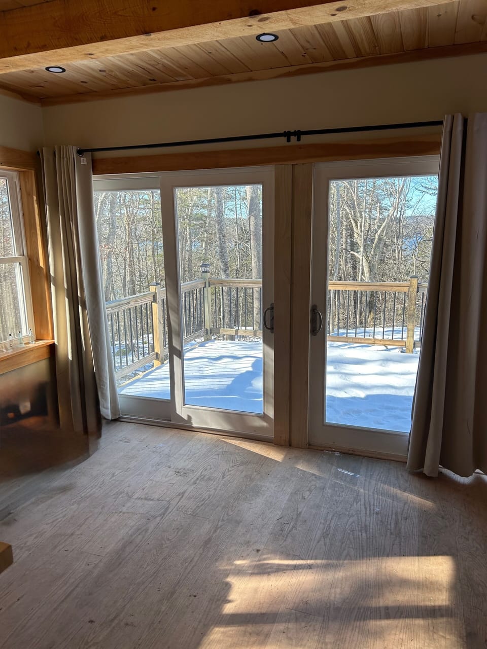 Large doors opening to deck - grey cabin