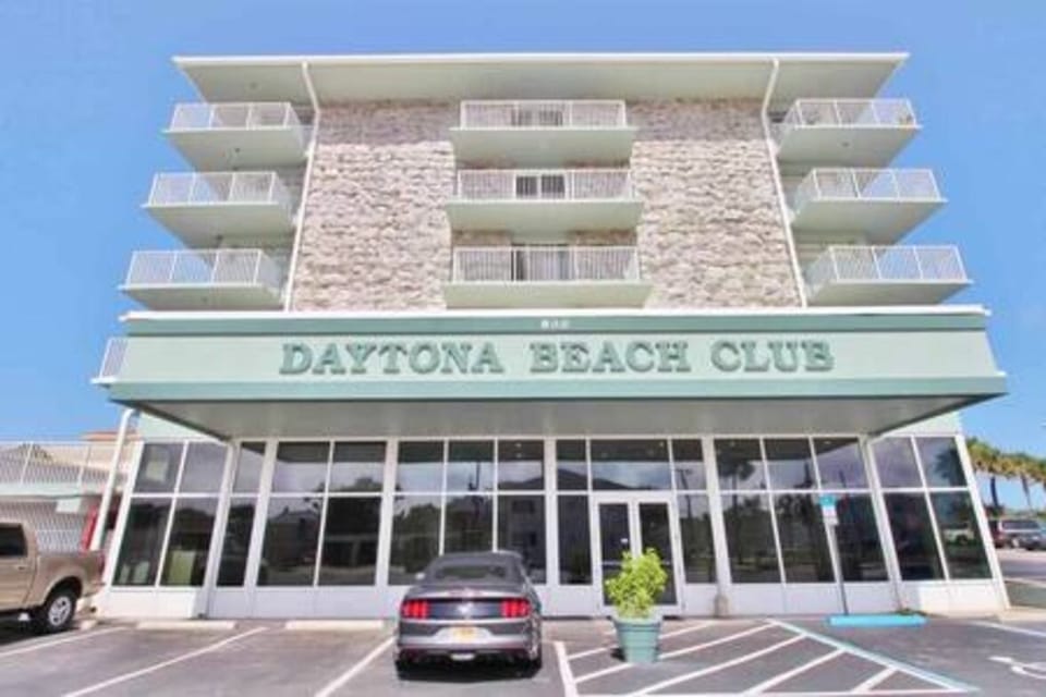 Welcome to your home away from home! Our charming building offers comfort and convenience in the perfect location.