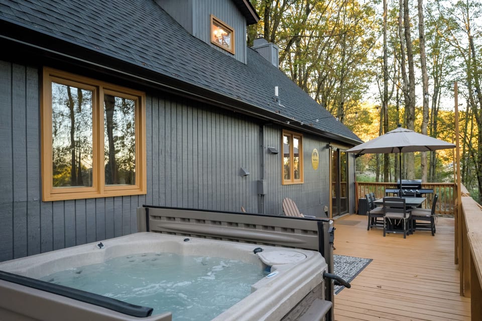 Private Hot Tub - Professionally cleaned between stays