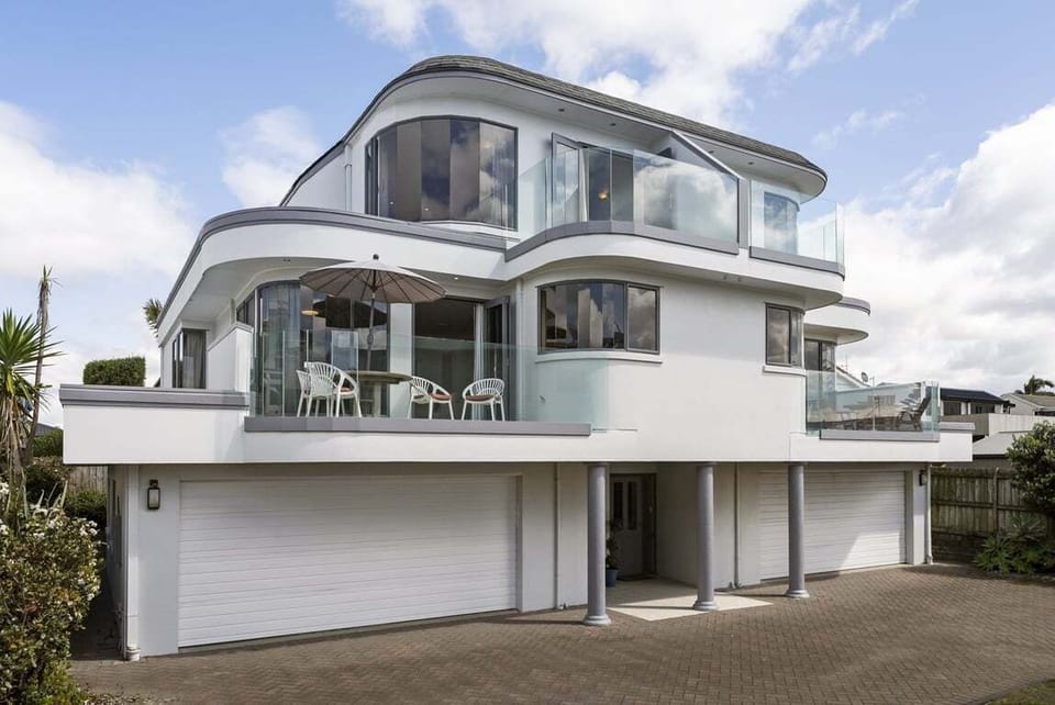 Casa Mar is the home on the left-hand side. We also manage the home on the right, called Casa Sol. If you’d like to book both homes together, you can find our other listings under our profile.
