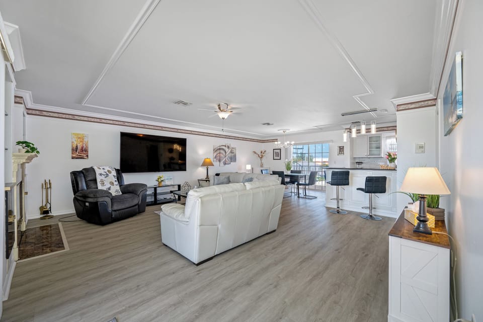 Open floorplan great for spreading out
